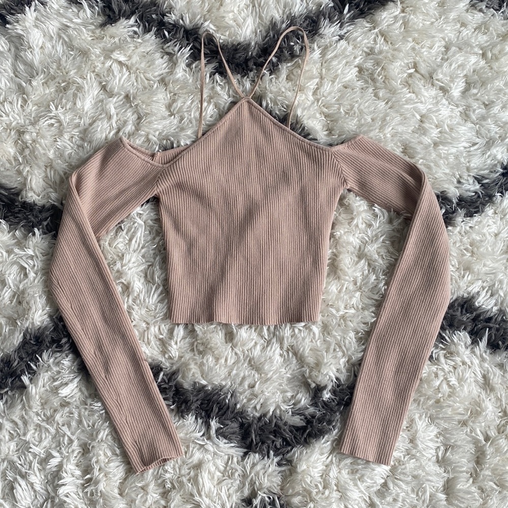 Long sleeve crop top.